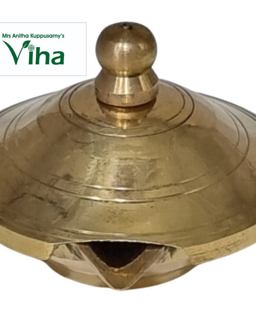 Brass lamp with lid, squat ringed body under a domed cover topped with a ball finial