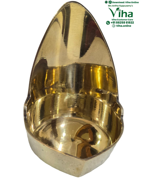 Mada vilakku in brass, plain teardrop backplate curving to a point above a rounded oil bowl