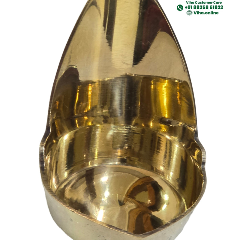 Mada vilakku in brass, plain teardrop backplate curving to a point above a rounded oil bowl