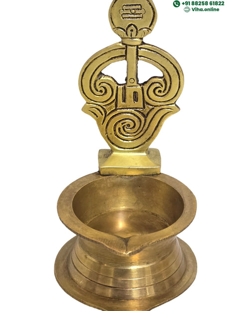 Om vel lamp in brass, Om and vel finial above a deep round oil pot on a ringed base