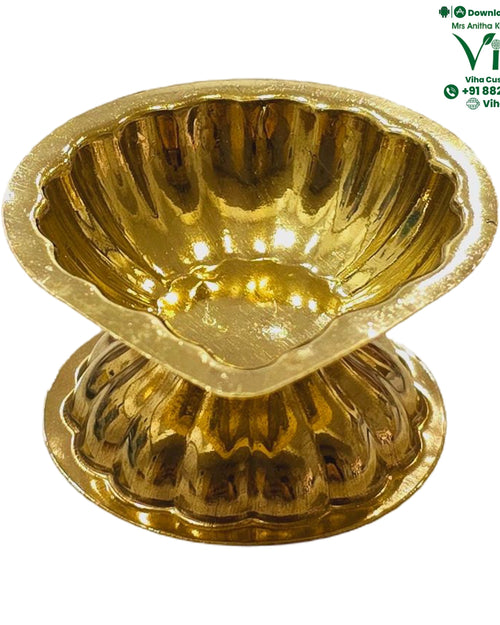Designer stand agal lamp, fan-shaped fluted brass oil dish above a matching fluted pedestal