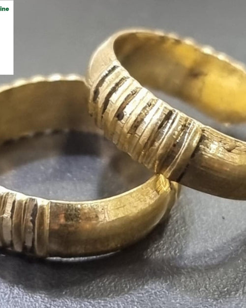 Impon Toe Ring with a circular band and ribbed texture pattern