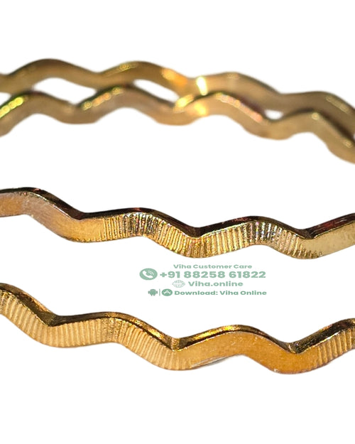 Impon Neli Bangle with a wavy, zigzag edge and ridged texture
