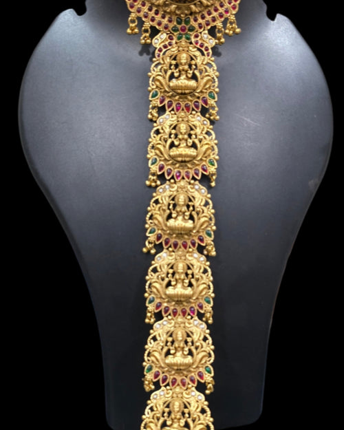 Women's Gajra with embossed figures and filigree detailing