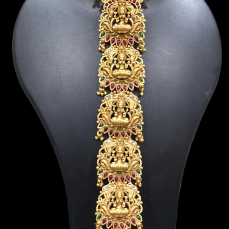 Women's Gajra with embossed figures and filigree detailing