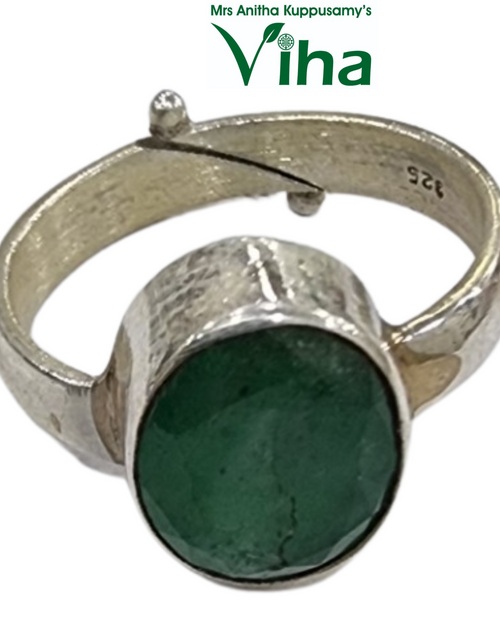 Emerald Silver Ring with an oval faceted green stone