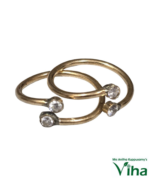 Impon Metti with open-ended bands and round faceted stones