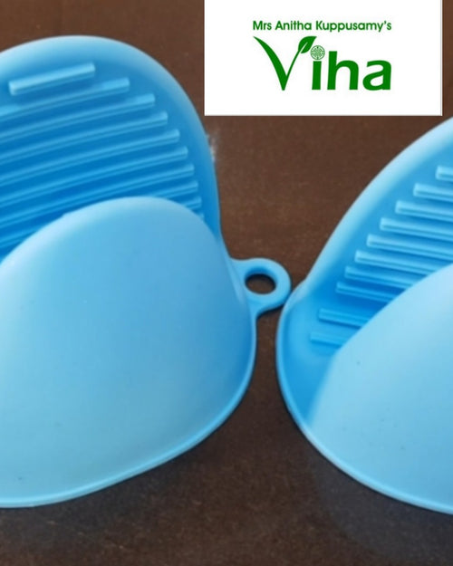 Silicon Heat Resistant Anti-Pot Holder, two blue matte pocket pot holders with twelve horizontal ribbed lines and one hanging loop each