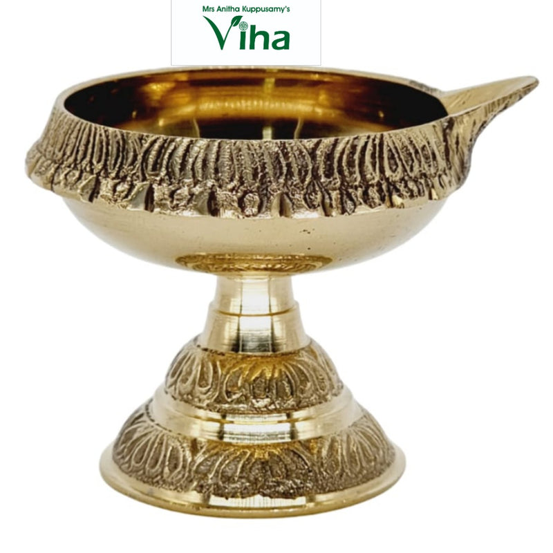 Stand agal lamp in brass, deep spouted oil bowl with a ribbed rim on a matching ribbed pedestal