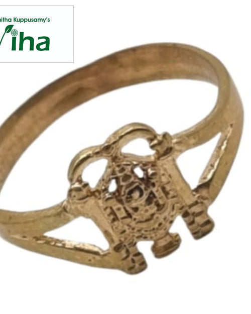 Impon Ring with a central decorative element and split band