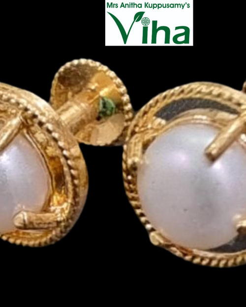 Impon Studs, circular earrings with a central white pearl