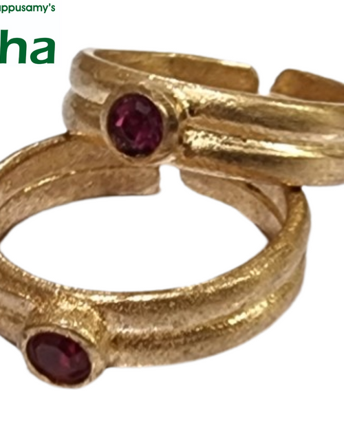 Impon Metti with a textured finish and a red stone